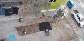 Su primera “chamba” de alcalde encargado, Roberto Pozo, deja dudas: parchado deficiente por mala aplicación de emulsión asfáltica (FOTOS)