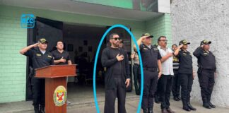 Cuestionan al alcalde encargado Roberto Pozo por su forma de vestir durante ceremonias oficiales y protocolares